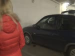 Jolie blonde suce un inconnu dans le parking